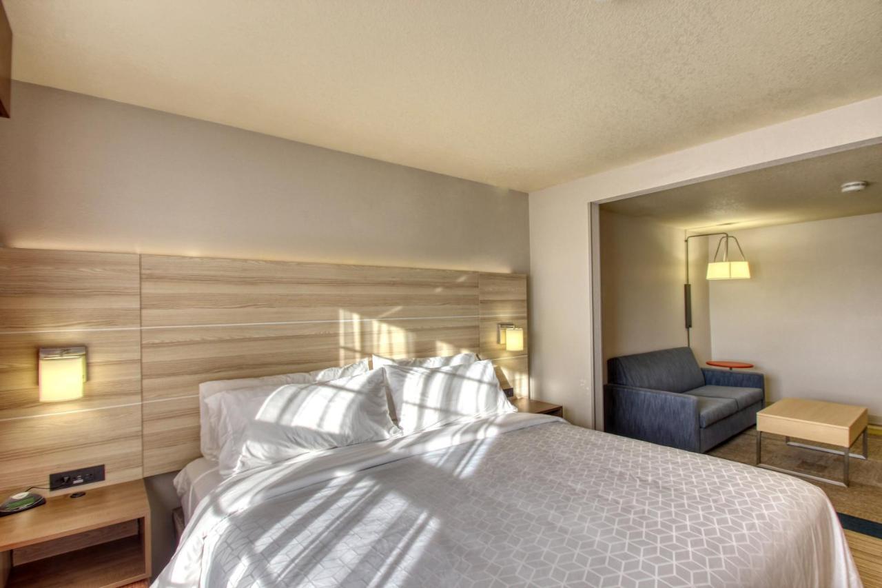 Holiday Inn Express Hotel & Suites Milwaukee Airport By Ihg Bagian luar foto